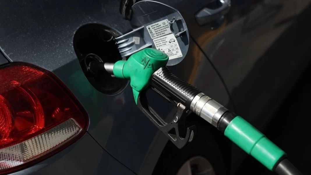 «Φλερτάρει» με τα 2 ευρώ η βενζίνη: Ανησυχία για το συνεχιζόμενο ράλι στις τιμές