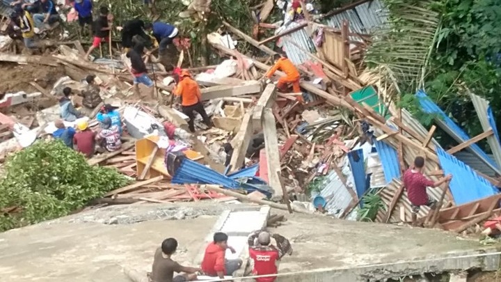 Τουλάχιστον 19 νεκροί, δύο αγνοούμενοι σε κατολίσθηση στην Ινδονησία