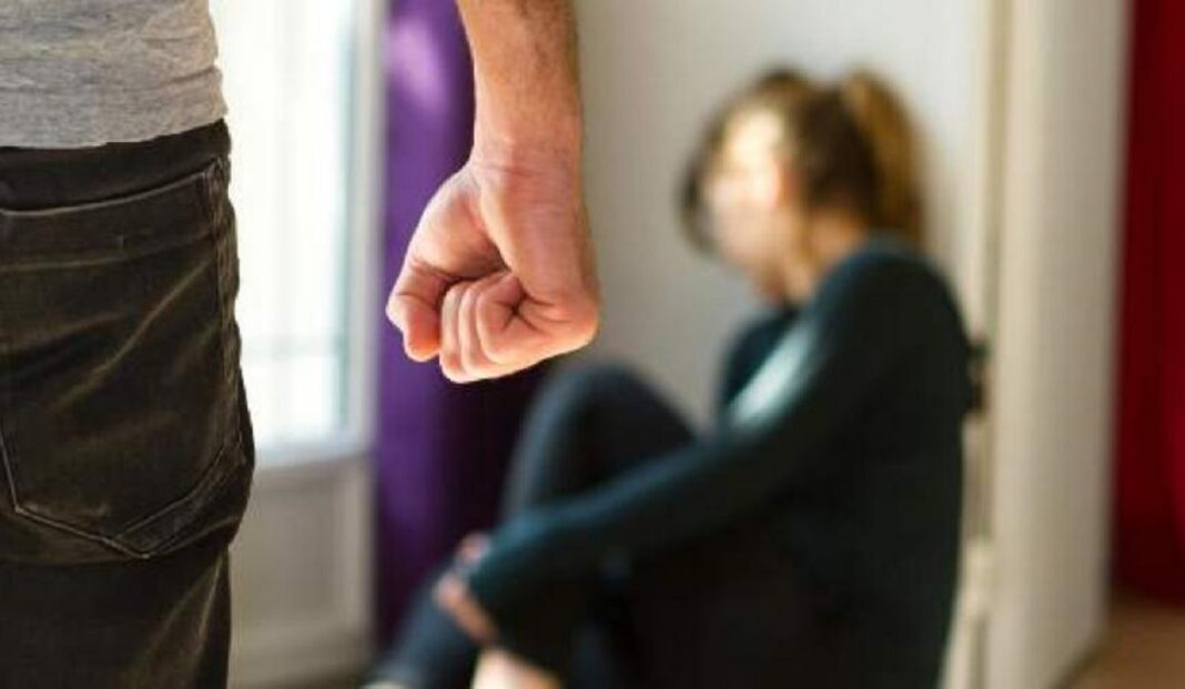 «Ζω από θαύμα, οι δικοί μου νόμιζαν ότι ήμουν εγώ το θύμα στους Αγίους Αναργύρους» - Τι καταγγέλλει 23χρονη, θύμα κακοποίησης