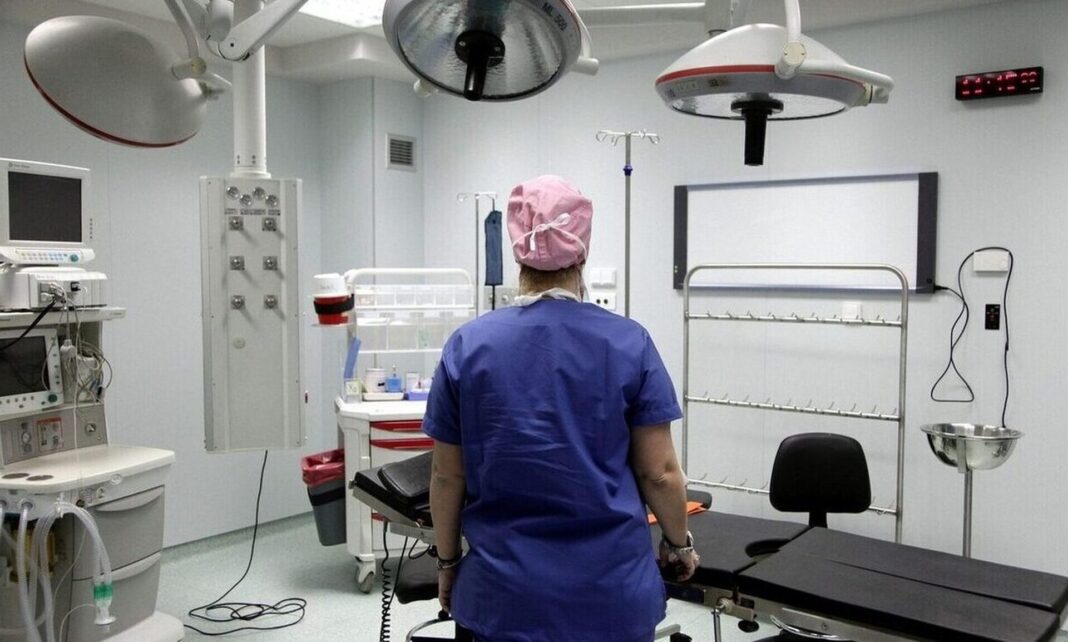 Χειρουργεία στα νοσοκομεία του ΕΣΥ και από ιδιώτες γιατρούς με την ομάδα τους