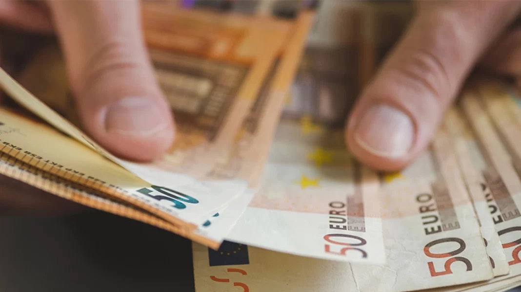 ΟΠΕΚΑ: Καταβάλλονται σήμερα κοινωνικά επιδόματα ύψους 187 εκατ. ευρώ