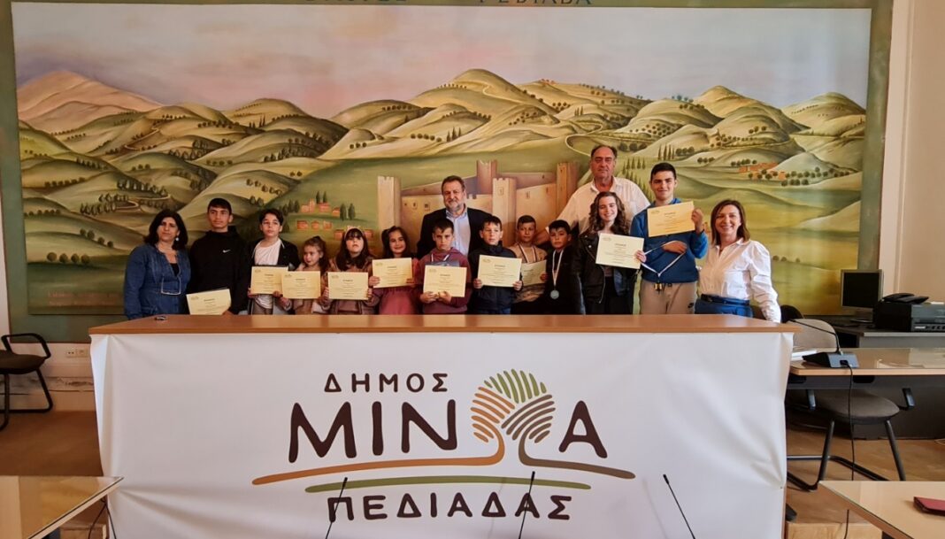 Ο Δήμαρχος Μινώα Πεδιάδας Βασίλης Κεγκέρογλου βράβευσε τα παιδιά που διακρίθηκαν σε διαγωνισμούς εκπαιδευτικής ρομποτικής