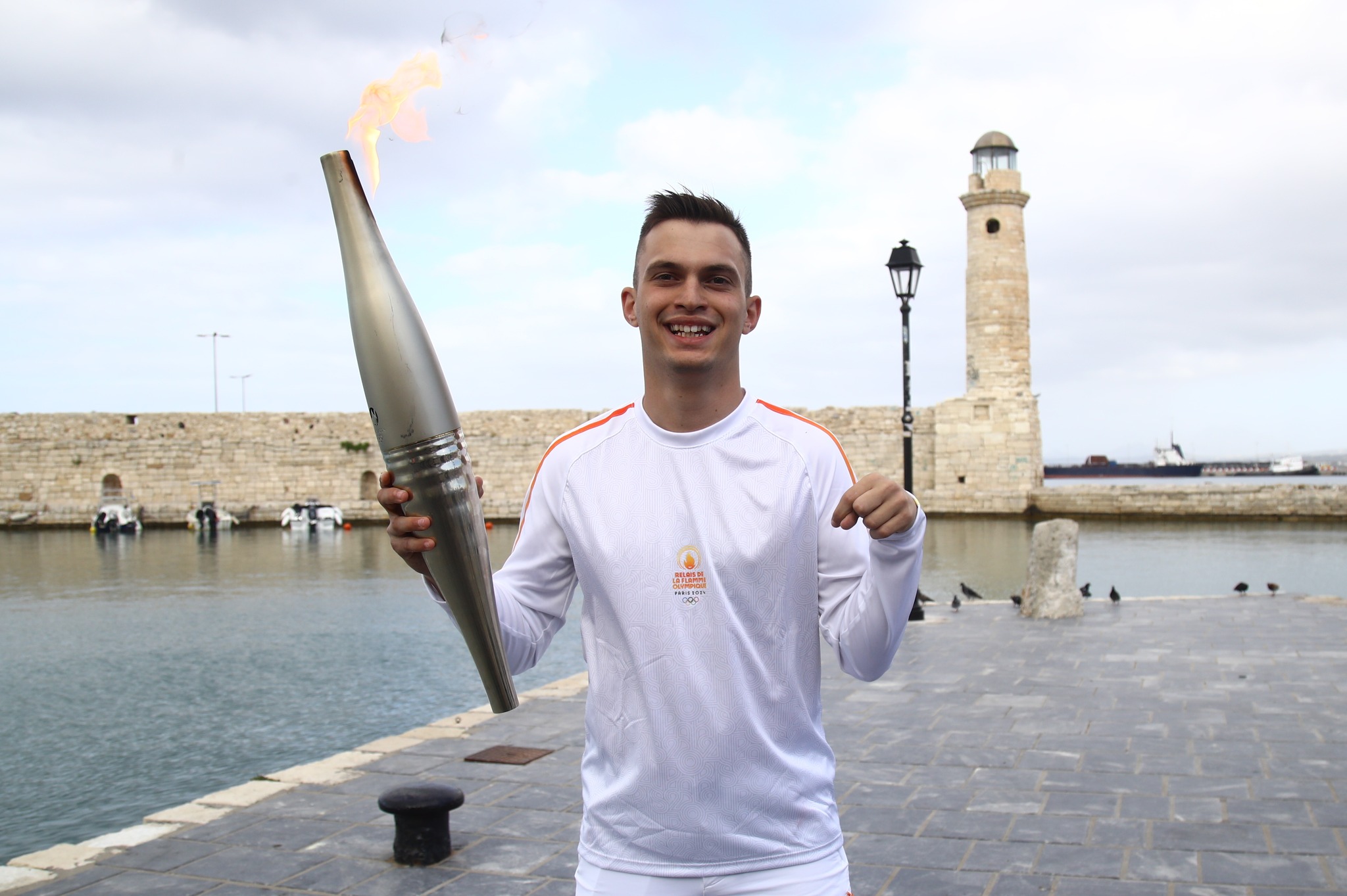 Συγχαίρουν τον λαμπαδηδρόμο, φοιτητή Παναγιώτη Μανούσακα