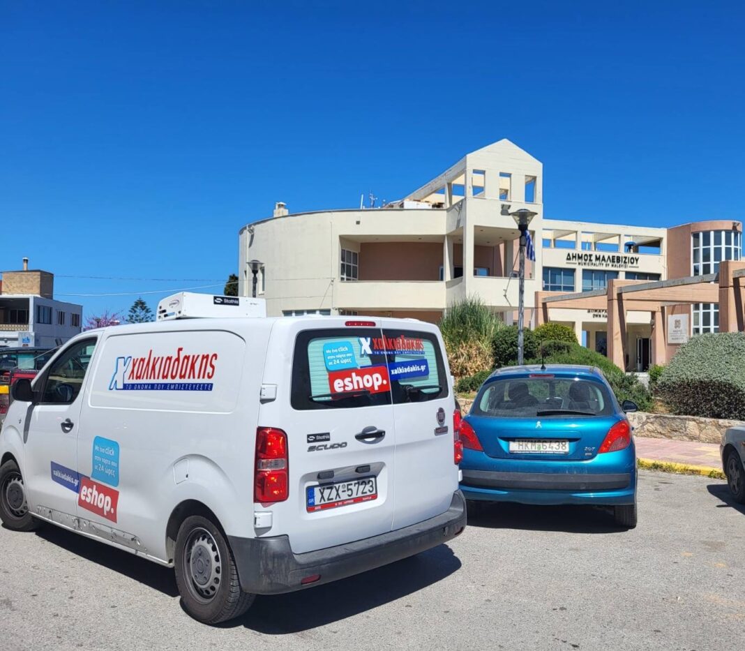 Προσφορά ζωοτροφών για τα αδέσποτα στο Δήμο Μαλεβιζίου από την εταιρία Χαλκιαδάκης ΑΕ