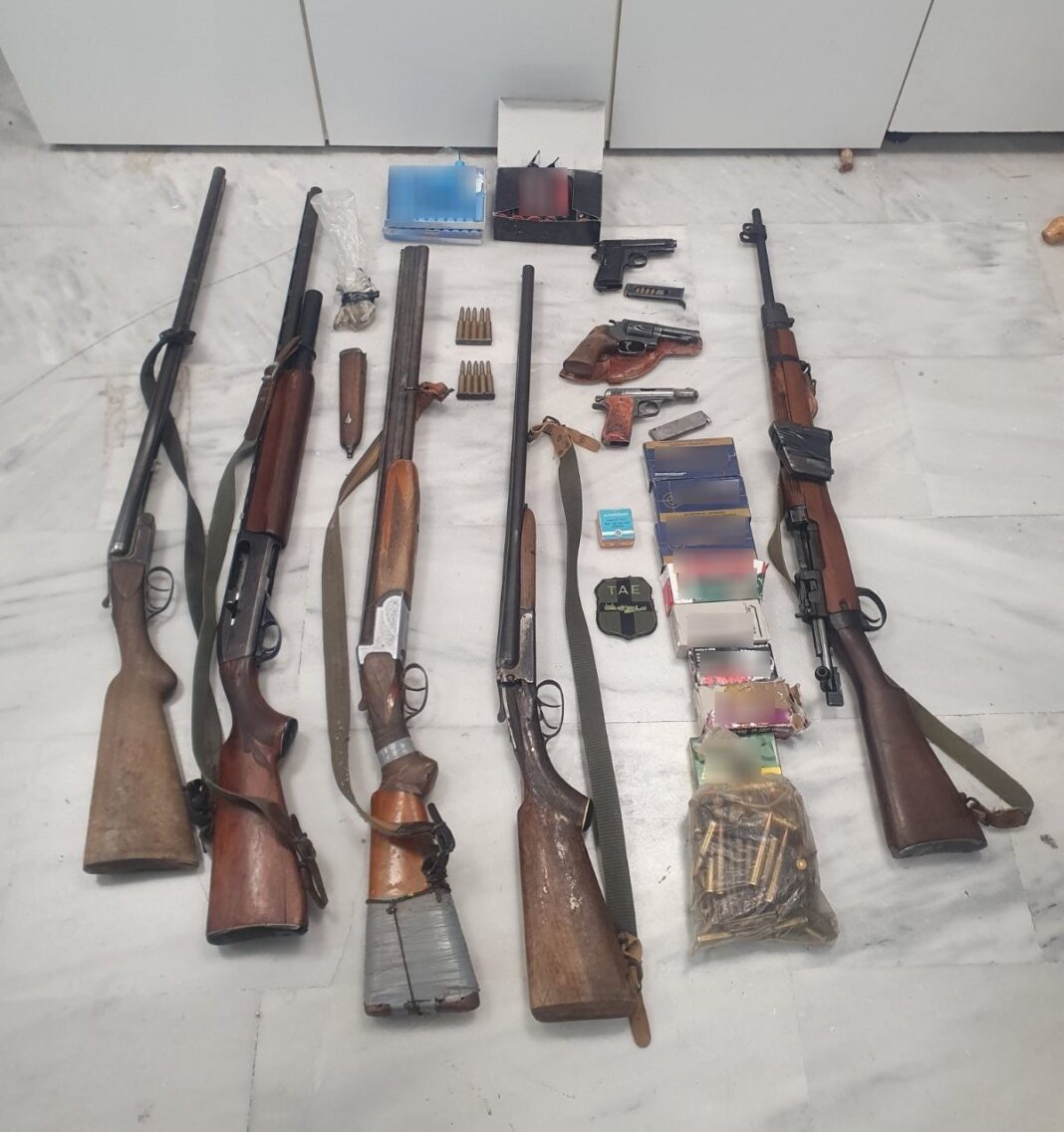 Κρήτη: Βρέθηκαν όπλα, εκατοντάδες σφαίρες και κροτίδες – Χειροπέδες σε 4 άνδρες