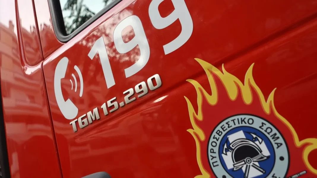 Έκαψαν 12 εγκαταλειμμένα αυτοκίνητα σε εργοστάσιο
