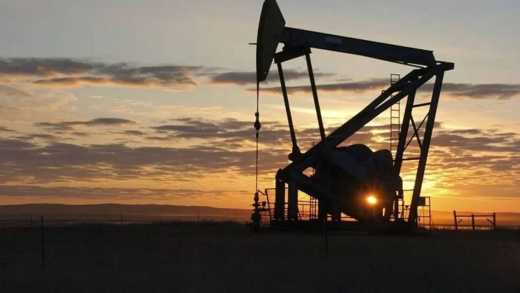 Υποχωρούν οι τιμές του πετρελαίου με φόντο τις γεωπολιτικές εξελίξεις