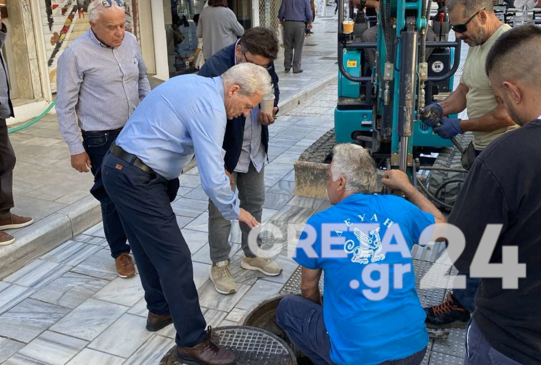 Ηράκλειο: Έριξαν τσιμέντο σε αγωγό αποχέτευσης στην οδό 1866 – «Πλημμύρισε» με λύματα η αγορά