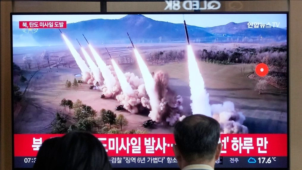 Βόρεια Κορέα: Επίδειξη δύναμης από τον Κιμ – Εκτόξευσε πυραύλους στην Θάλασσα της Ιαπωνίας