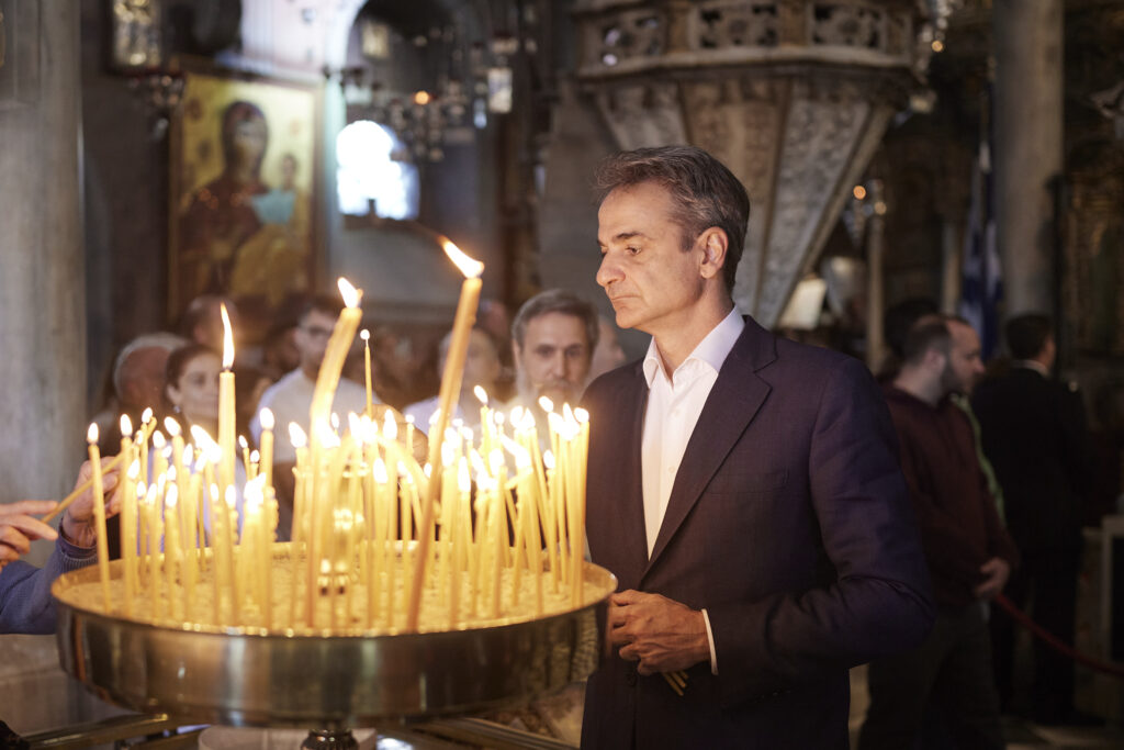 Ο Πρωθυπουργός παρακολούθησε την πρώτη Ανάσταση στην Τήνο