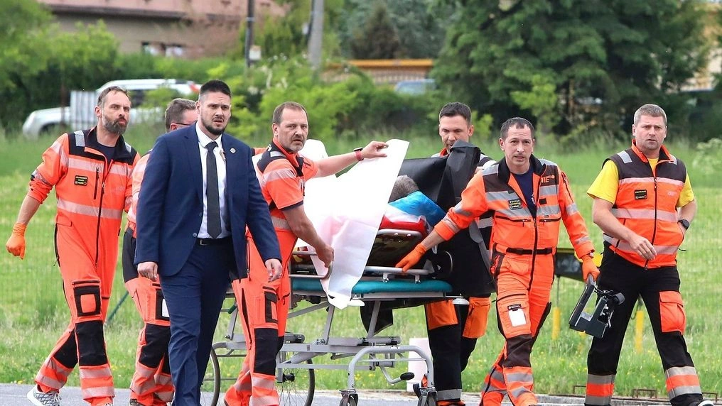 Σλοβακία: Μεταξύ ζωής και θανάτου ο πρωθυπουργός Φίτσο που πυροβολήθηκε - Ποιος είναι ο δράστης