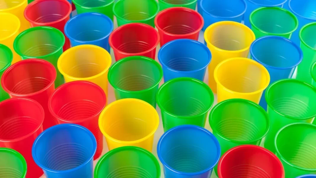Γιατί το πλαστικό με έντονα χρώματα είναι ακόμα πιο επικίνδυνο για το περιβάλλον