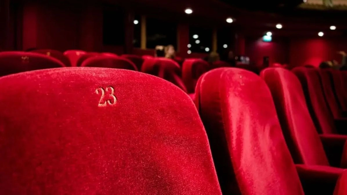 ΟΠΕΚΑ: Ποιοι δικαιούνται δωρεάν βιβλία και εισιτήρια για θεατρικές παραστάσεις