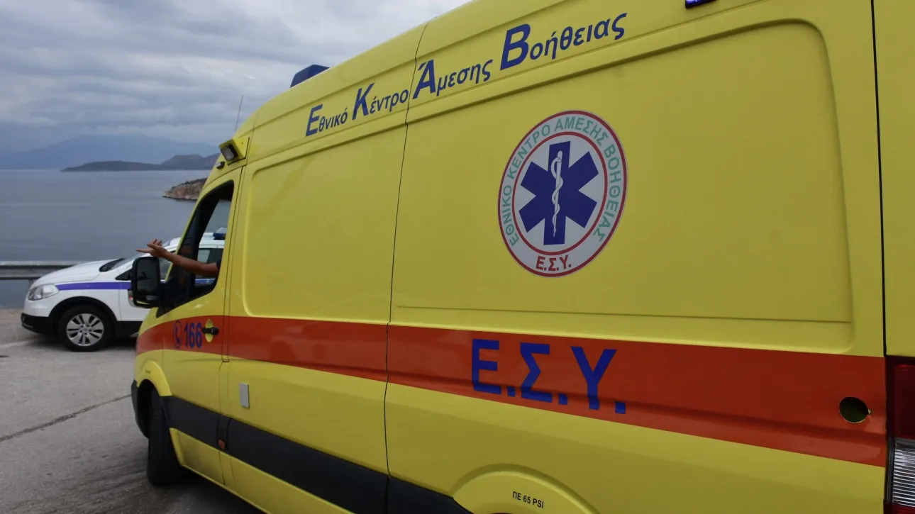 Νεκρός οδηγός φορτηγού σε σύγκρουση με τουριστικό λεωφορείο