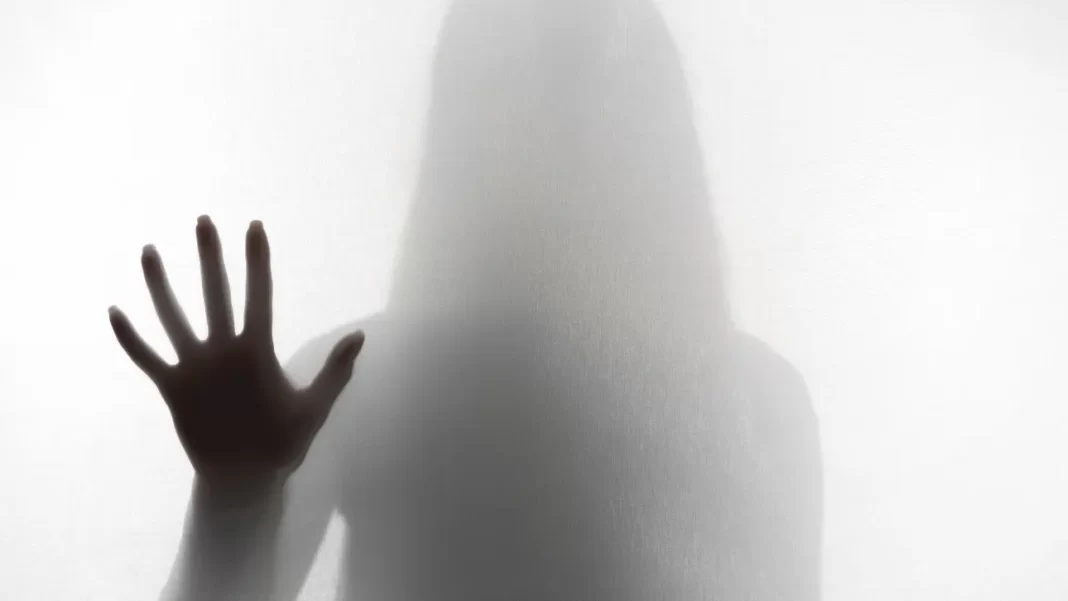 «Χειροπέδες» σε μητέρα και γιο που εξέδιδαν 22χρονη