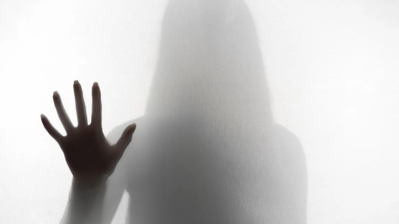 «Χειροπέδες» σε μητέρα και γιο που εξέδιδαν 22χρονη