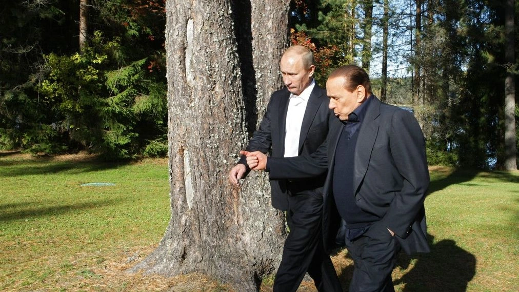 Όταν ο Πούτιν έδωσε στον Μπερλουσκόνι να φάει καρδιά ελαφιού – Η αντίδραση του Καβαλιέρε