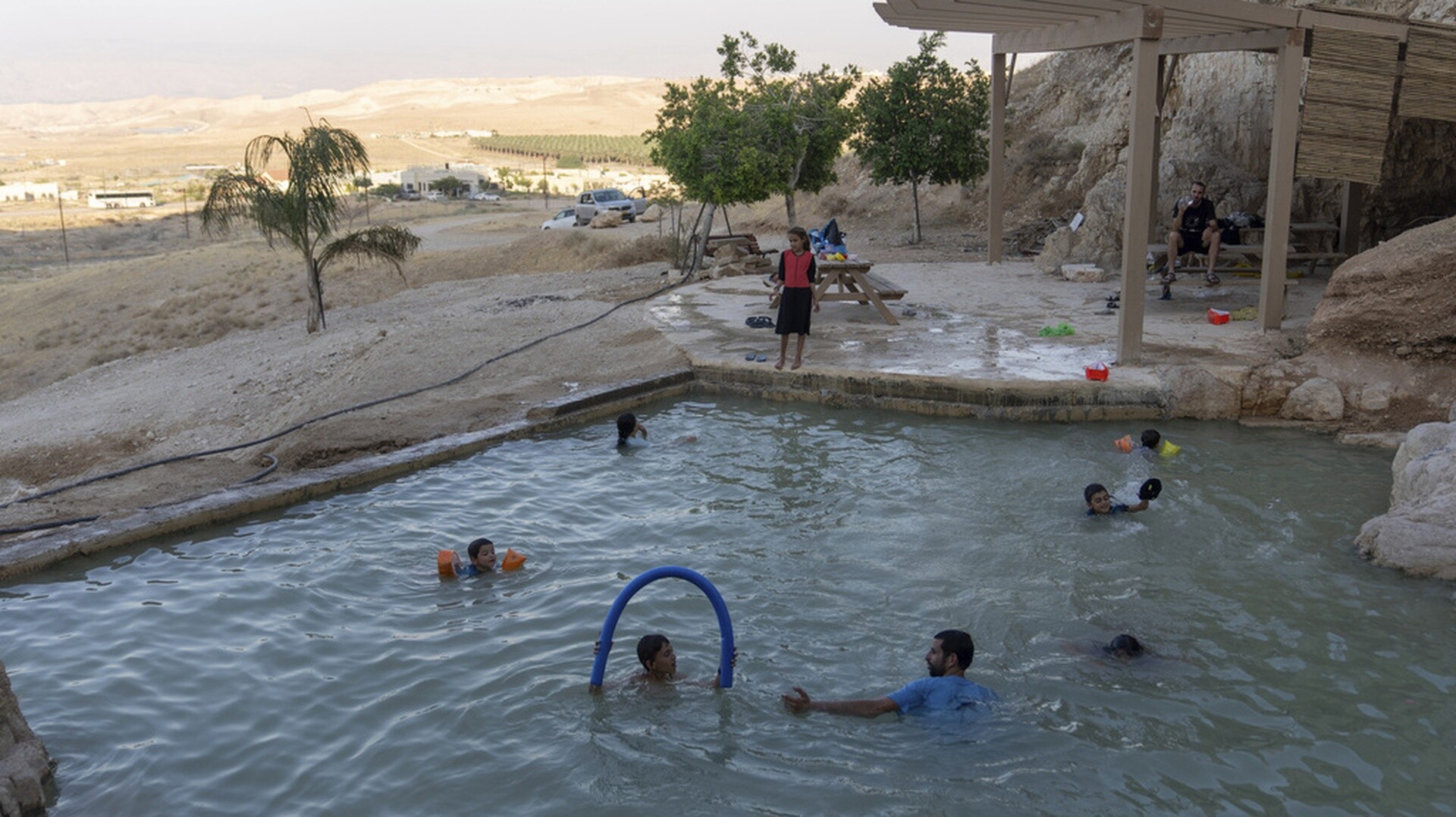 Μήνυση κατά της Booking: Διαθέτει προς ενοικίαση σπίτια ισραηλινών οικισμών στα Κατεχόμενα