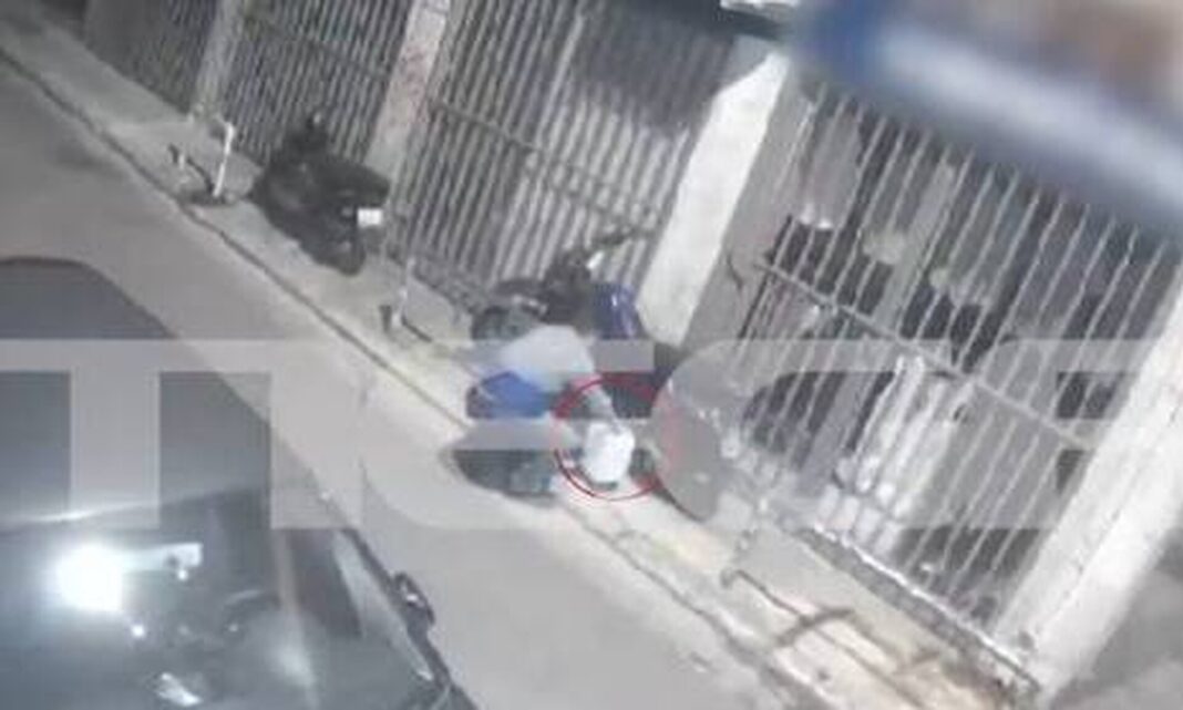 Βίντεο ντοκουμέντο με τον άνδρα που κλέβει βενζίνη από μηχανάκια
