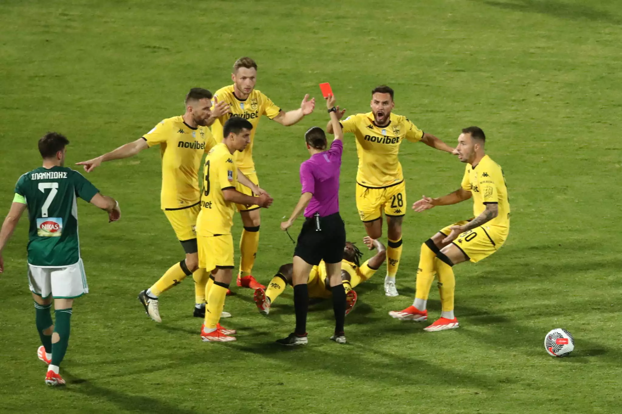 Ο Άρης κάνει επίσημη καταγγελία στην UEFA για την Στεφανί Φραπάρ και τον VAR στον τελικού Κυπέλλου