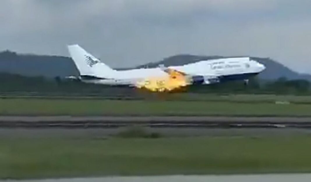 Boeing με 468 επιβαίνοντες επέστρεψε στο αεροδρόμιο του Μακάσαρ της Ινδονησίας μετά από πυρκαγιά σε κινητήρα του