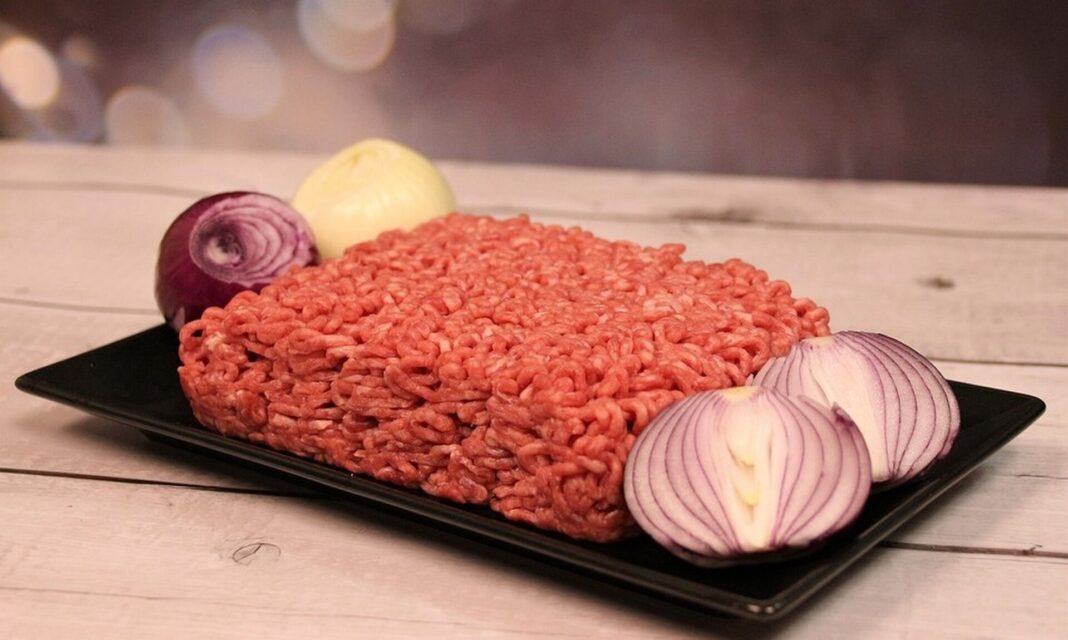 Απίστευτο περιστατικό: Βρήκε σκάγια μέσα στον κιμά που αγόρασε από κρεοπωλείο