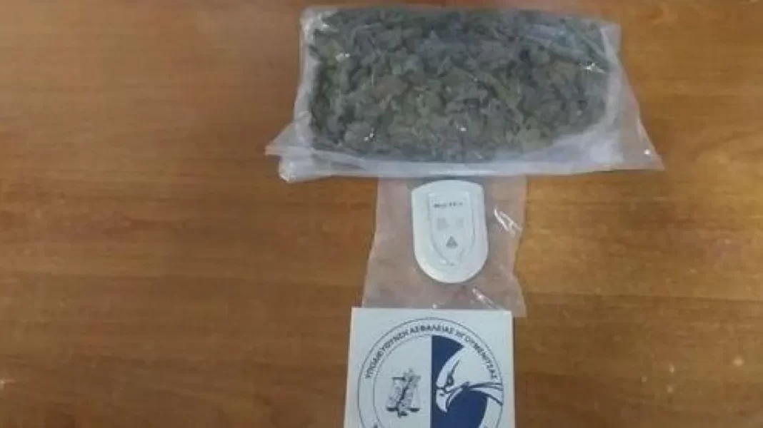 Χειροπέδες σε διακινητή κάνναβης