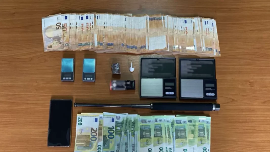 Επιχειρηματίας διακινούσε κοκαΐνη και κάνναβη στο κατάστημά του