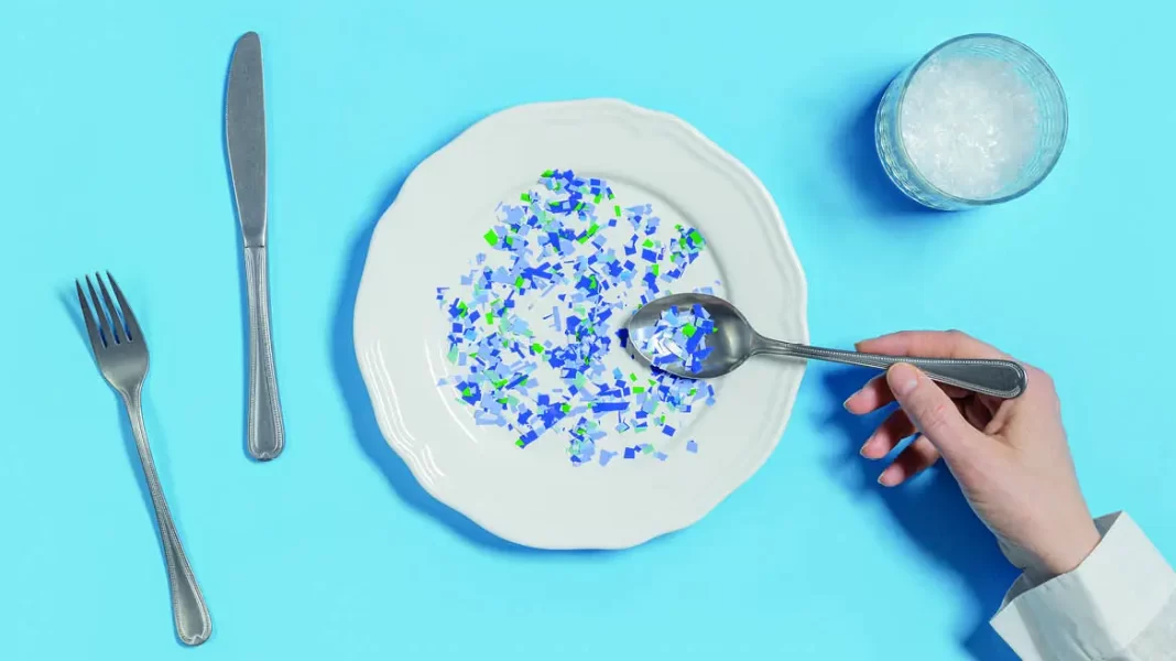 Πόσο πλαστικό τρώμε; Τα φαγητά με τη μεγαλύτερη ποσότητα πλαστικού και οι τρόποι αντιμετώπισης