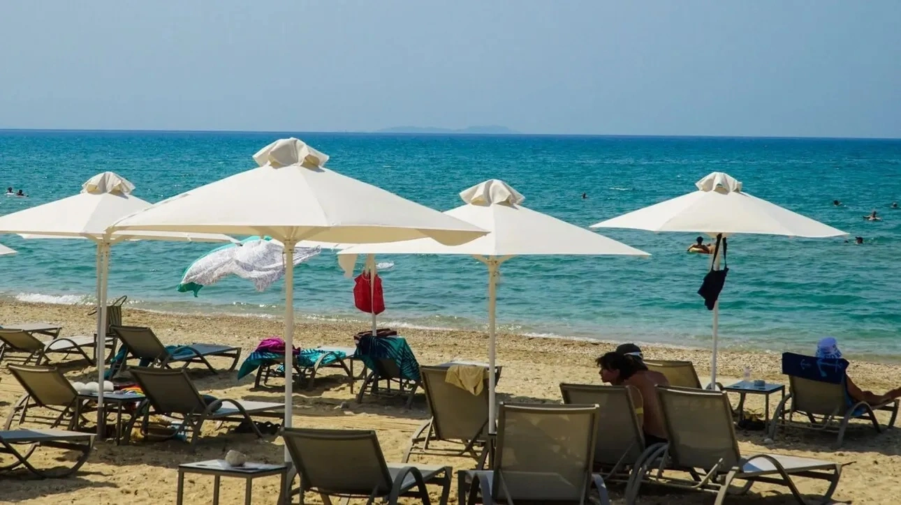 Προχωρούν οι ηλεκτρονικές δημοπρασίες για πάνω από 1.200 παραχωρήσεις σε παραλίες