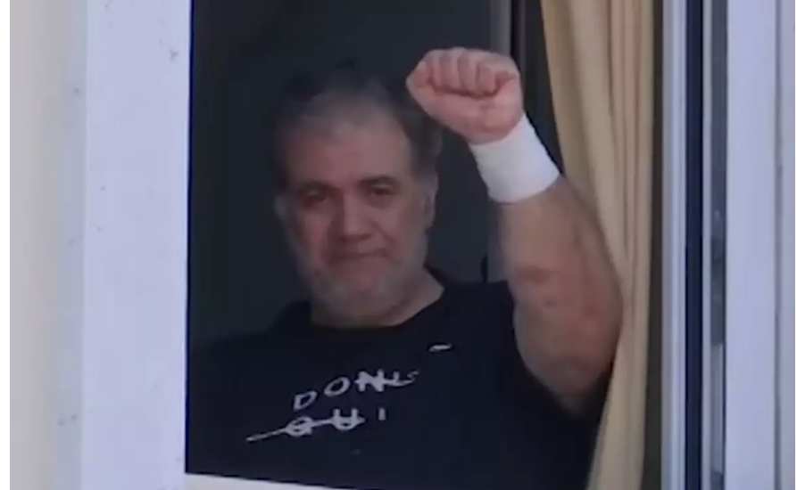Δημήτρης Σταρόβας: Η πρώτη εικόνα μέσα από το νοσοκομείο πριν από το εξιτήριο – Βγήκε στο παράθυρο για να χαιρετήσει