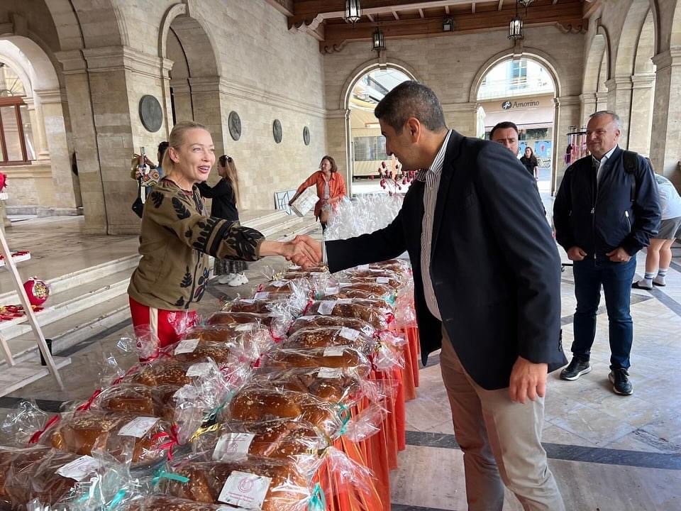 Ηράκλειο: Στο πασχαλινό παζάρι του Συνδέσμου Γυναικείων Σωματείων ο Λευτέρης Αυγένακης