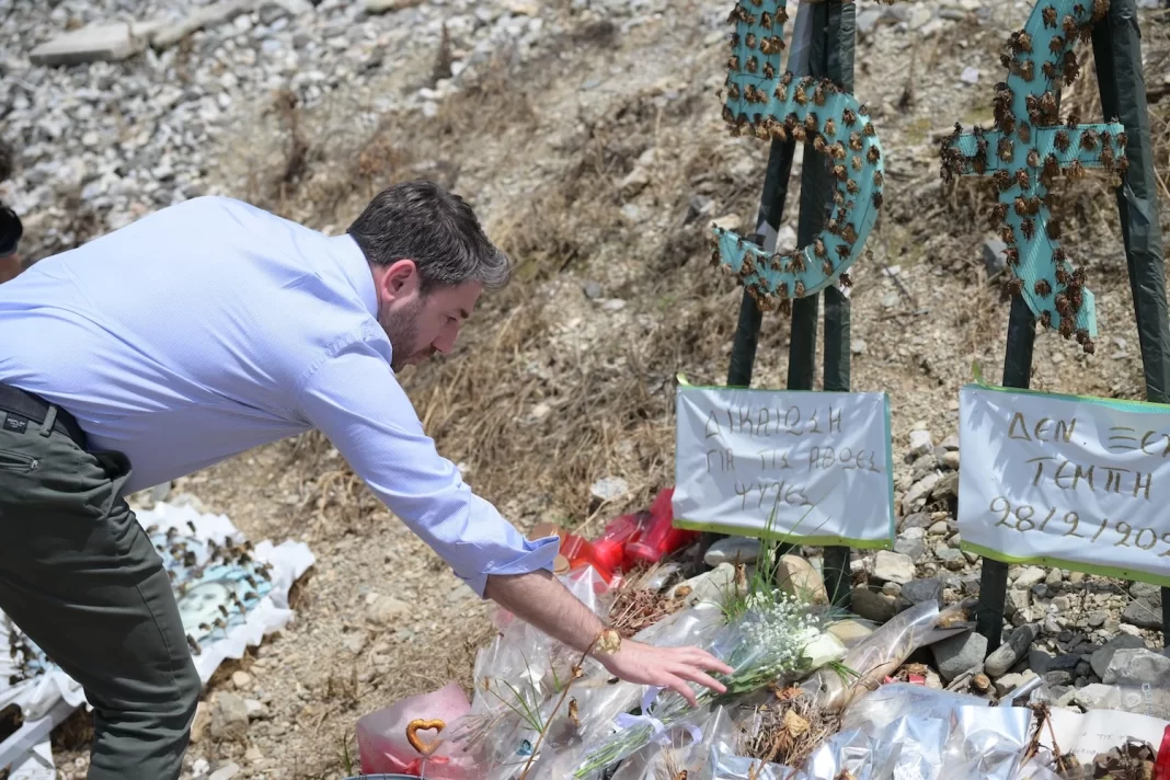 Στον τόπο της τραγωδίας των Τεμπών Νίκος Ανδρουλάκης και Νίκολας Σμιτ