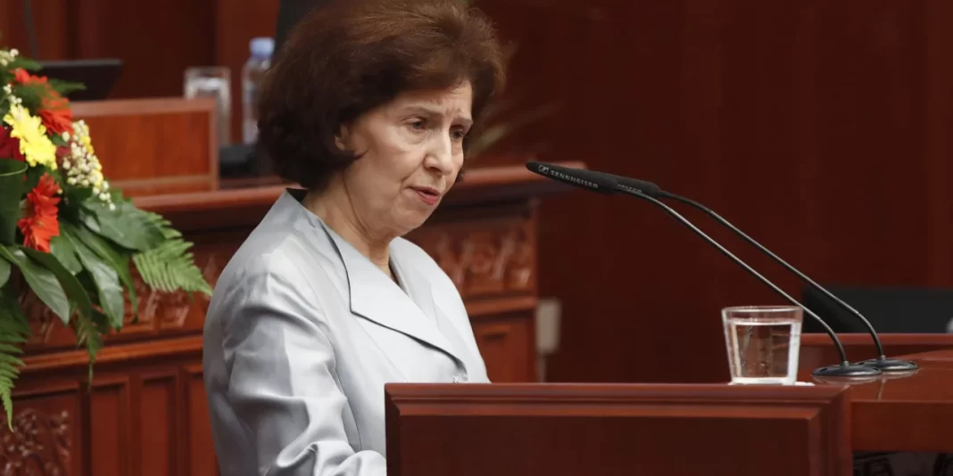 Πρόκληση με το καλημέρα από τη νέα Πρόεδρο της Β. Μακεδονίας -Πυρ ομαδόν και προειδοποιήσεις από ΕΕ και Αθήνα