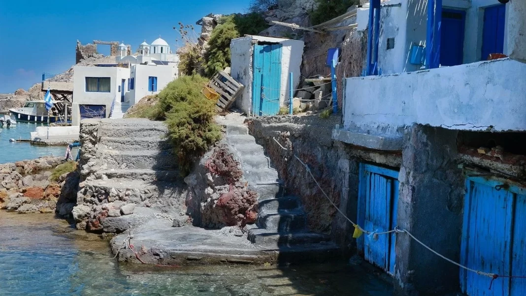 Le Figaro: «Ο υπερτουρισμός είναι ο θανάσιμος εχθρός του τουρισμού» – Tι λέει για τις Κυκλάδες