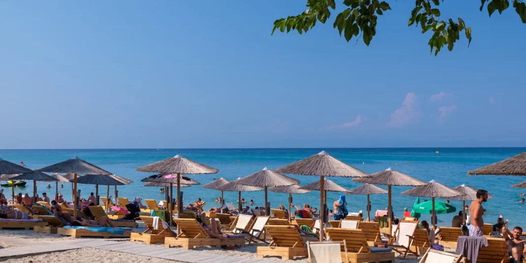 Σφράγισαν beach bar που λειτουργούσε χωρίς άδεια – “Βροχή” οι καταγγελίες για παράνομες ξαπλώστρες στo MyCoast