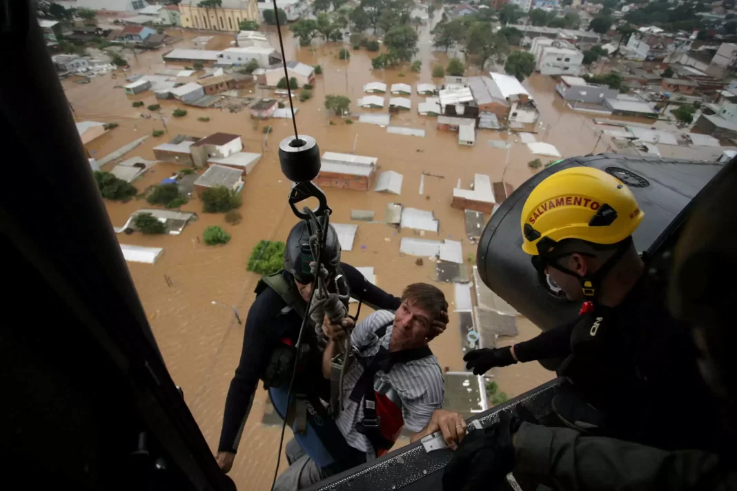 Βραζιλία: Απόλυτη καταστροφή από τις πλημμύρες – Έφτασαν τους 60 οι νεκροί