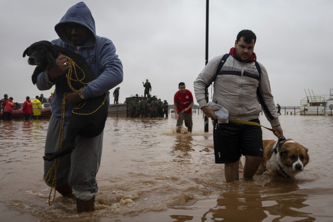 Πλημμύρες στη Βραζιλία: Δεκάδες χιλιάδες άνθρωποι αναγκάστηκαν να φύγουν από τα σπίτια τους