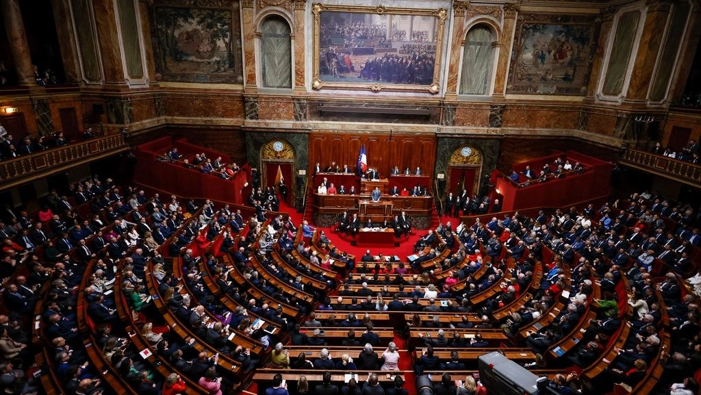 Γαλλία: Βουλευτής κυμάτισε την παλαιστινιακή σημαία μέσα στη Βουλή - Διεκόπη η συνεδρίαση
