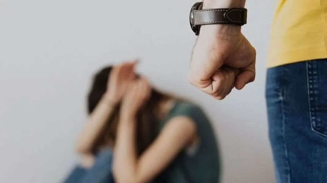Γυναίκα έπεσε θύμα ενδοοικογενειακής βίας από το σύζυγό της μέσα στο σπίτι τους