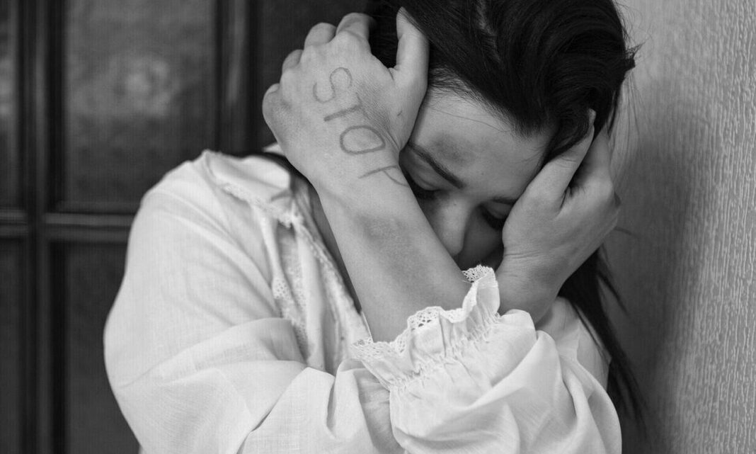 Ενδοοικογενιακή βία: 7 νέες συλλήψεις - Κυνηγούσε την μητέρα του με σκεπάρνι