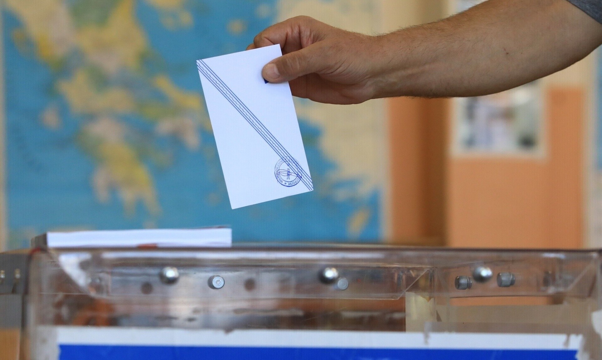 Σήμερα ψηφίζουμε. Τι και για ποιο λόγο; Από που και ως που προκύπτει η σημασία αυτής της εκλογικής διαδικασίας; Κατά πόσον η Ελλάδα μπορεί να διαδραματίσει κομβικό ρόλο στο ευρωπαϊκό κοινοβούλιο; Μήπως είναι καλύτερο που αναλωνόμαστε στην τοπική ατζέντα και κουτσομπολεύουμε με αφορμή τις δηλώσεις (ή τις «μη δηλώσεις») περιουσιακής κατάστασης των αρχηγών των ημεδαπών πολιτικών κομμάτων (κυρίως της ΝΔ και του ΣΥΡΙΖΑ); Πρώτα πρώτα καλό είναι να μη λησμονούμε το ρόλο του ευρωκοινοβουλίου που εκκινεί από τη συμμετοχή στη νομοθετική διαδικασία, στην κατάρτιση και έγκριση του κοινοτικού προϋπολογισμού και καταλήγει στην άσκηση ελέγχου αναφορικά με τη δράση των κοινοτικών οργάνων, δηλαδή της Ευρωπαϊκής Επιτροπής και του Ευρωπαϊκού Συμβουλίου. Από τα 720 μέλη του ευρωκοινοβουλίου στη χώρα μας αναλογούν μόλις τα 21. Δηλαδή το ποσοστό εκπροσώπησής μας δεν υπερβαίνει το 2.8% . Τούτο καταδεικνύει ότι η προώθηση απόψεων και εθνικών συμφερόντων περνάει μέσα από τις συμμαχίες και τους ευρωπαϊκούς πολιτικούς σχηματισμούς. Συνεπώς, το ευρωπαϊκή κοινοβούλιο διαδραματίζει σημαντικό ρόλο στη ζωή μας. Όχι τόσο όσο το Συμβούλιο ή η Επιτροπή, αλλά είναι ο κατεξοχήν αμεσοδημοκρατικός ευρωπαϊκός θεσμός. Τι αναμένουμε, όμως, σήμερα από τα συλλογικά ευρωπαϊκά φόρα εκπροσώπησης; Προφανώς την απάντηση στα προβλήματά μας. Την υποβοήθησή μας στη ζώσα καθημερινότητα. Πρόσφατη σημαντική έρευνα, στην οποία ερωτήθηκαν 10.883 άτομα (18 ετών+) με δικαίωμα ψήφου σε 10 αντιπροσωπευτικά κράτη-μέλη της ΕΕ (Βουλγαρία, Γαλλία, Γερμανία, Ελλάδα, Εσθονία, Ισπανία, Ιταλία, Ουγγαρία, Πολωνία και Ρουμανία) κατέδειξε σε μεγάλο βαθμό όσα βιώνουμε όλοι μας καθημερινά. Σύμφωνα με τα κύρια ευρήματα της έρευνας, η αύξηση του κόστους ζωής, το μεταναστευτικό/ προσφυγικό, ο πόλεμος Ρωσίας -Ουκρανίας, είναι σήμερα oι υψηλότερες ανησυχίες των Ευρωπαίων πολιτών. Επιπρόσθετα, οι πολίτες εκφράζουν μεγάλη αγωνία για τον επιδραστικό και αποπροσανατολιστικό ρόλο των fake news, τις οικονομικές ανισότητες, την περιβαλλοντική πολιτική της Ένωσης, αλλά και τη χρήση της τεχνητής νοημοσύνης. Μάλιστα, το 47% των συμμετεχόντων, ιεραρχεί το «αυξανόμενο κόστος ζωής» ως την κύρια ανησυχία τους. Ωστόσο, η «ανησυχία» αυτή δεν φαίνεται να έχει πρόσκαιρο πλαίσιο. Αντιθέτως, έχει στέρεες βάσεις και επαυξάνεται από την αντίληψη που έχουν οι σημερινοί ευρωπαίοι για τον τρόπο παραγωγής και διανομής του πλούτου. Πάνω από οκτώ στους 10 (81% συνολικά) αισθάνονται ότι «στην Ευρώπη, οι πλούσιοι γίνονται πλουσιότεροι και οι φτωχοί φτωχότεροι». Το τελευταίο θέτει το ζήτημα των ευρωεκλογών στην ουσία του. Κατά πόσον η σημερινή Ευρώπη υιοθετεί πολιτικές κοινωνικής συνοχής; Κατά πόσον εφαρμόζεται σήμερα το «κοινωνικό συμβόλαιο» ή κατά πόσον παραβιάζεται; Ο άνθρωπος συγκρότησε οργανωμένες κοινωνίες για να διασφαλίσει την ευτυχία και την ευημερία του. Στο πλαίσιο αυτό θέσπισε το Κοινωνικό Συμβόλαιο, δηλαδή μια πράξη υπέρτατης δέσμευσης ευθύνης απέναντι στο κοινό καλό. Στο βαθμό που το Συμβόλαιο παραβιάζεται, η κοινωνική αδικία οξύνεται και το ευρωπαϊκό πολιτικό οικοδόμημα τίθενται εν αμφιβόλω. Ας τα έχουμε αυτά υπόψη μας σήμερα. Καλό βόλι…