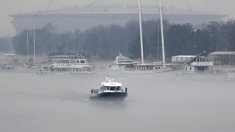 Αγία Πετρούπολη: Λεωφορείο έπεσε σε ποτάμι – Αγωνία για τους επιβάτες