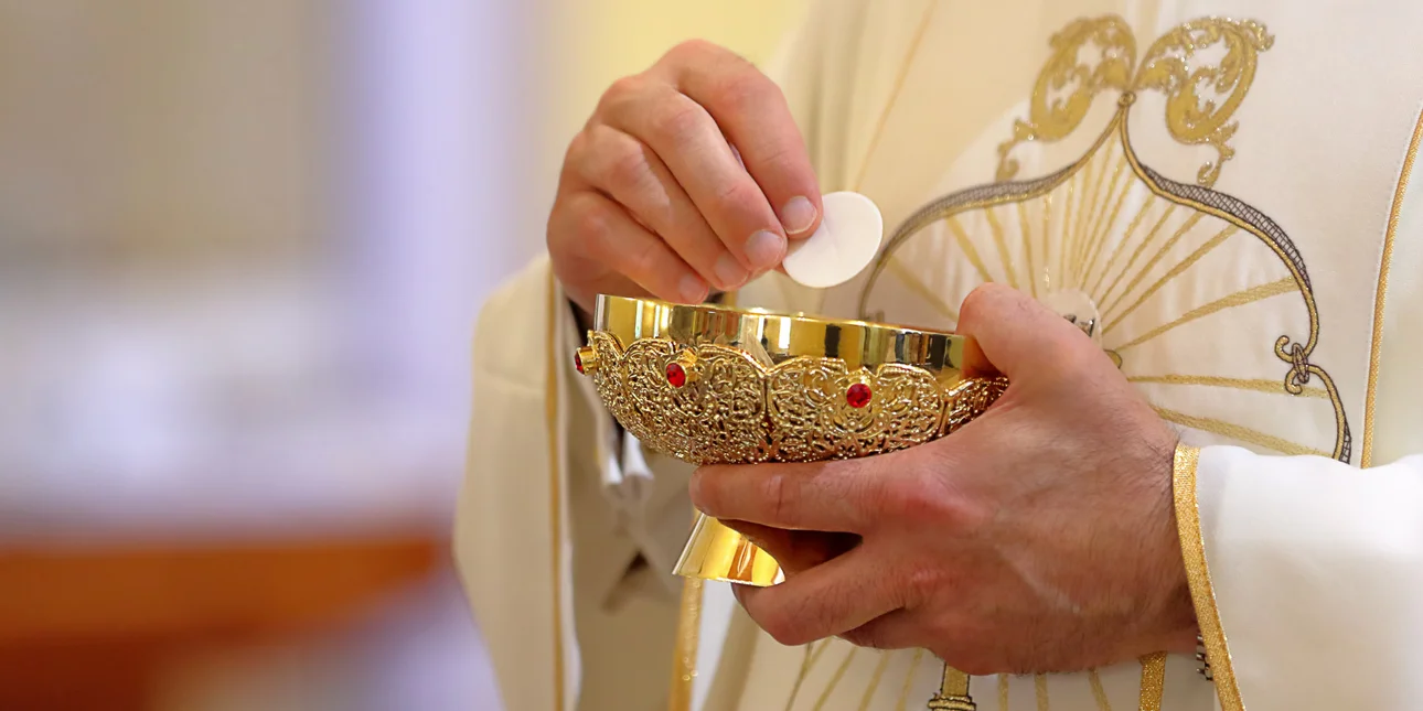 Απίστευτο περιστατικό στη Φλόριντα: Ιερέας συνελήφθη επειδή… δάγκωσε πιστή, μετά από καβγά για τη Θεία Κοινωνία