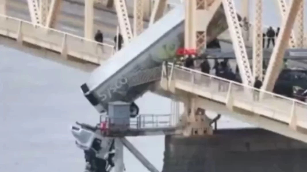 ΗΠΑ: Φορτηγό συγκρούεται με αυτοκίνητο και κρέμεται στο κενό από γέφυρα – Ο τρόμος της οδηγού