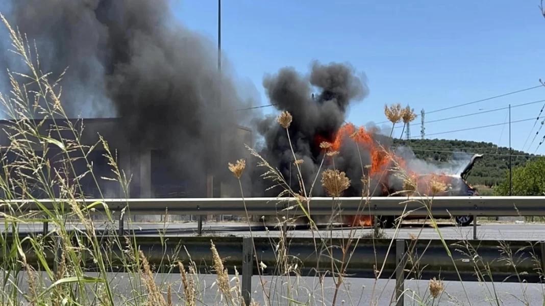 Φωτιά σε τέσσερα οχήματα σε εμπορικό κέντρο