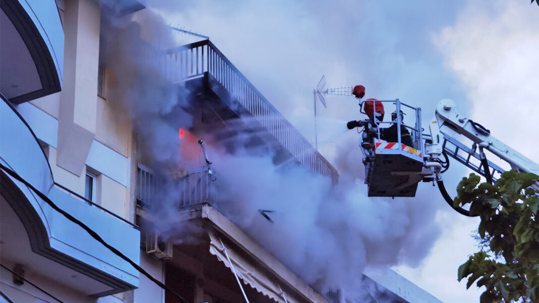 Πιθανόν από σκουπίδια ξεκίνησε η φωτιά στο διαμέρισμα με θύμα μια 70χρονη που βρέθηκε απανθρακωμένη