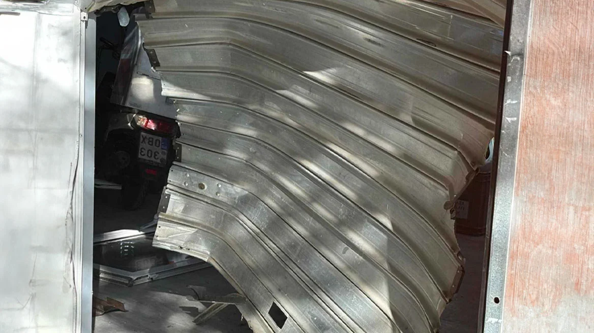 Μπούκαραν σε εταιρεία courier με αυτοκίνητο και πήραν το χρηματοκιβώτιο