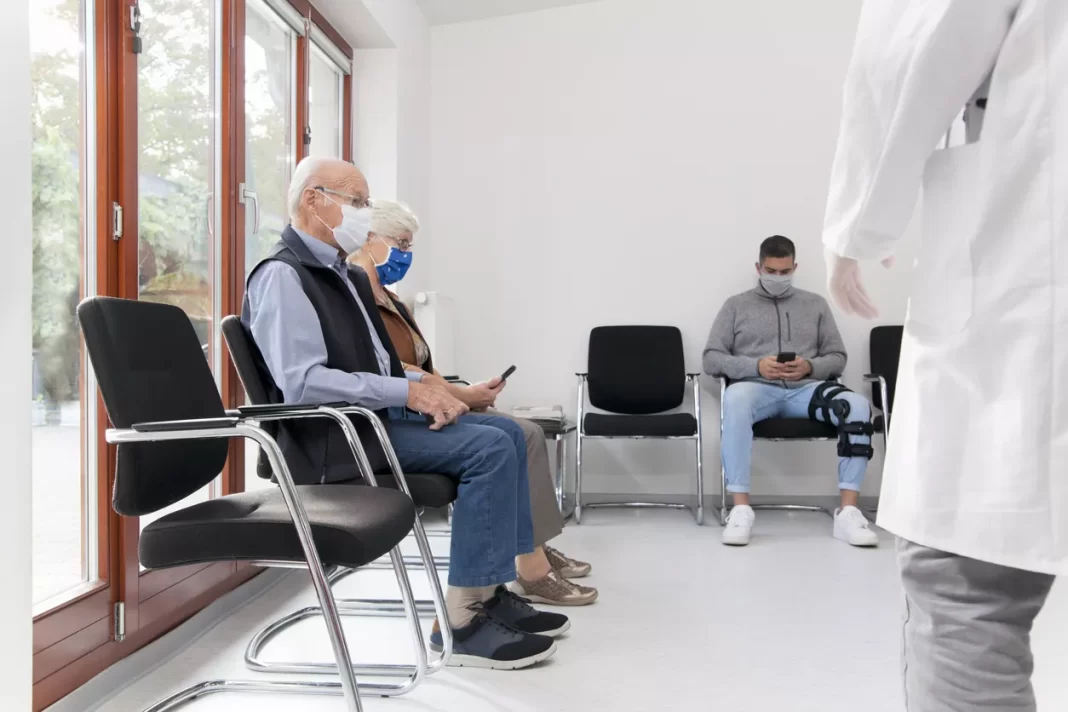 Κορωνοϊός: Σε αυξητική τροχιά τα κρούσματα – Σχεδόν διπλάσιες νοσηλείες μέσα σε 2 μήνες