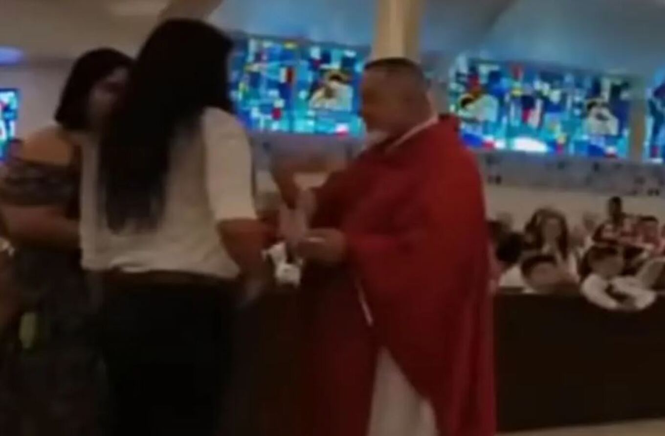 Ιερέας δάγκωσε γυναίκα κατά τη Θεία Μετάληψη - Πήγε να αρπάξει την όστια, λέει